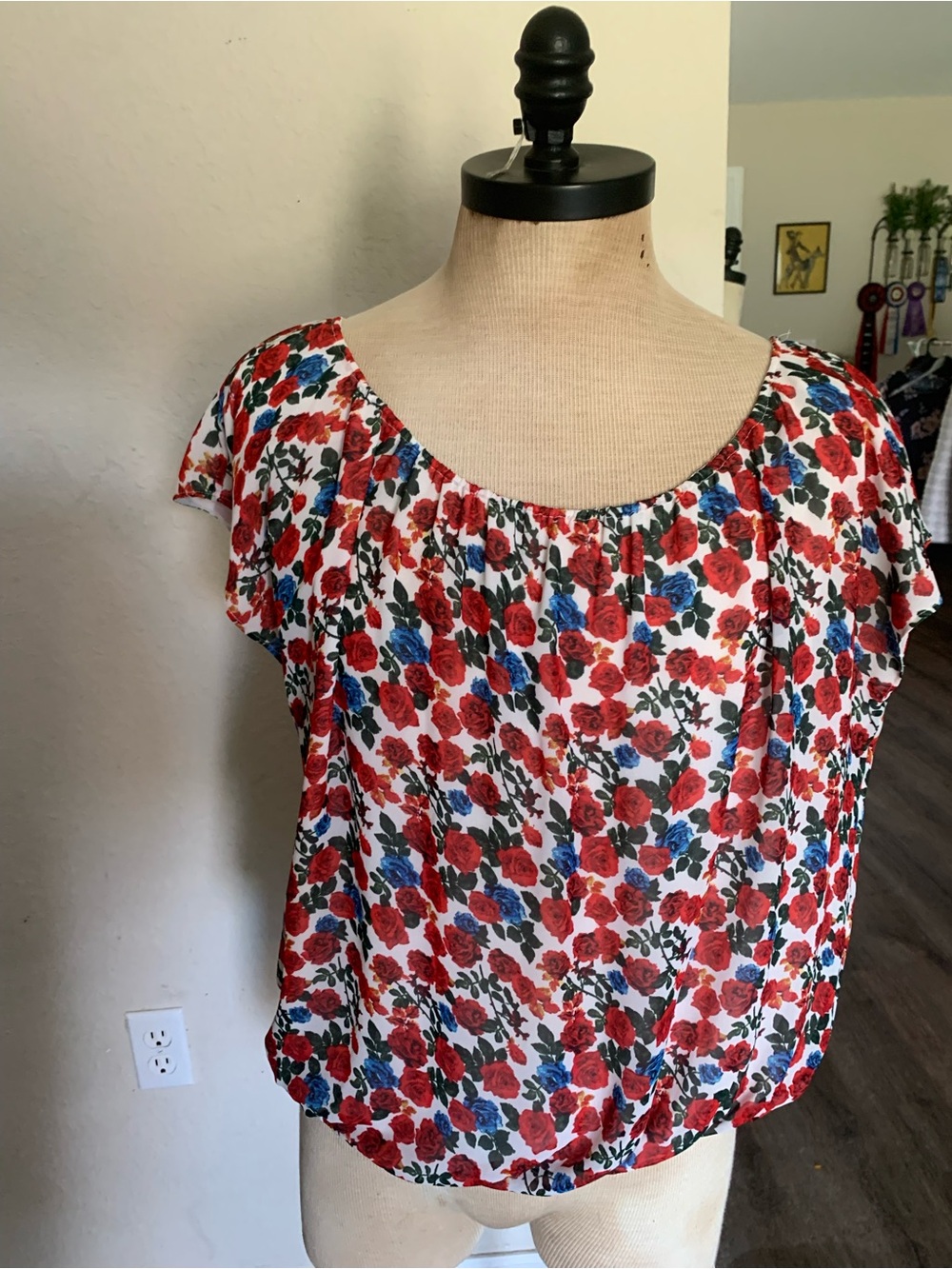 VINCE CAMUTO Floral Scoop Neck Women's Top - Red & Blue